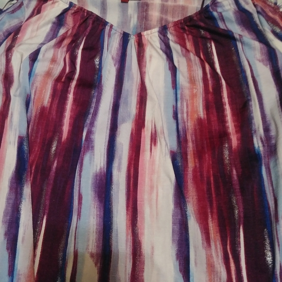 Vibrantly colored blouse by Jennifer Lopez - Picture 4 of 10